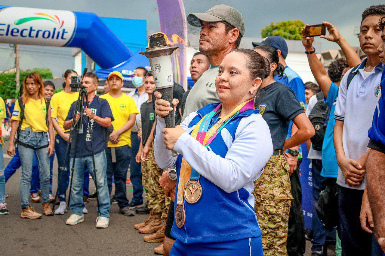 atletas-sonsonatecos-portaron-el-fuego-nuevo-de-los-xxiv-juegos-centroamericanos-y-del-caribe-san-salvador-2023